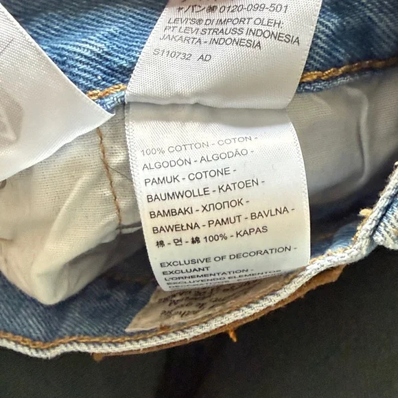 51. | 501 Levi's | Light Wash Denim Shorts - Picture 5 of 5